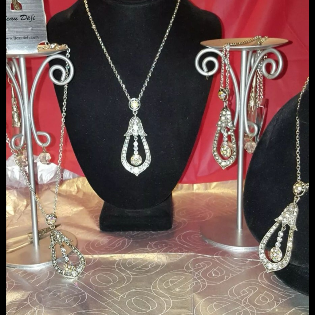 Elegant Swarovski Crystals Victorian Style Teardrop, Pendant Necklace Vintage Nw